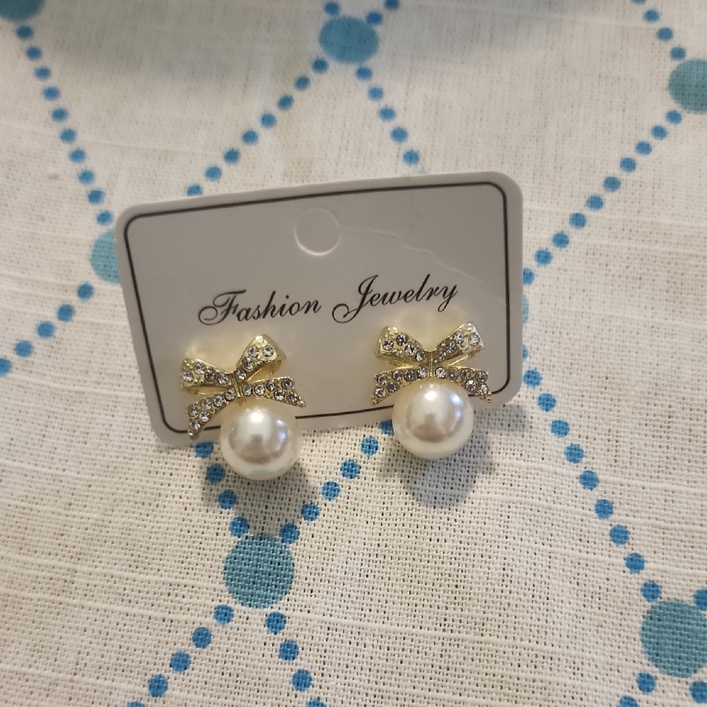 Elegant Gold and Pearl Bow Earrings